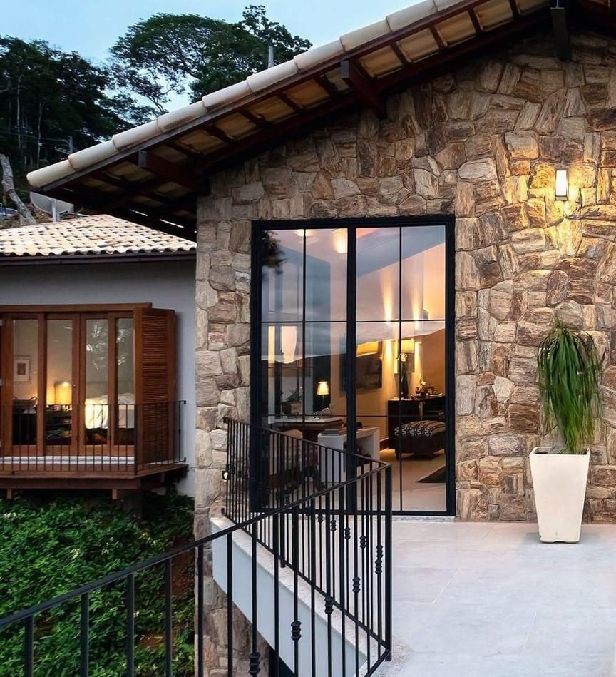 Fachada revestida com pedra decorativa Muro de Pedra